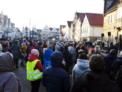 Viele Menschen stehen versammelt auf dem Marktplatz Stadthagens.